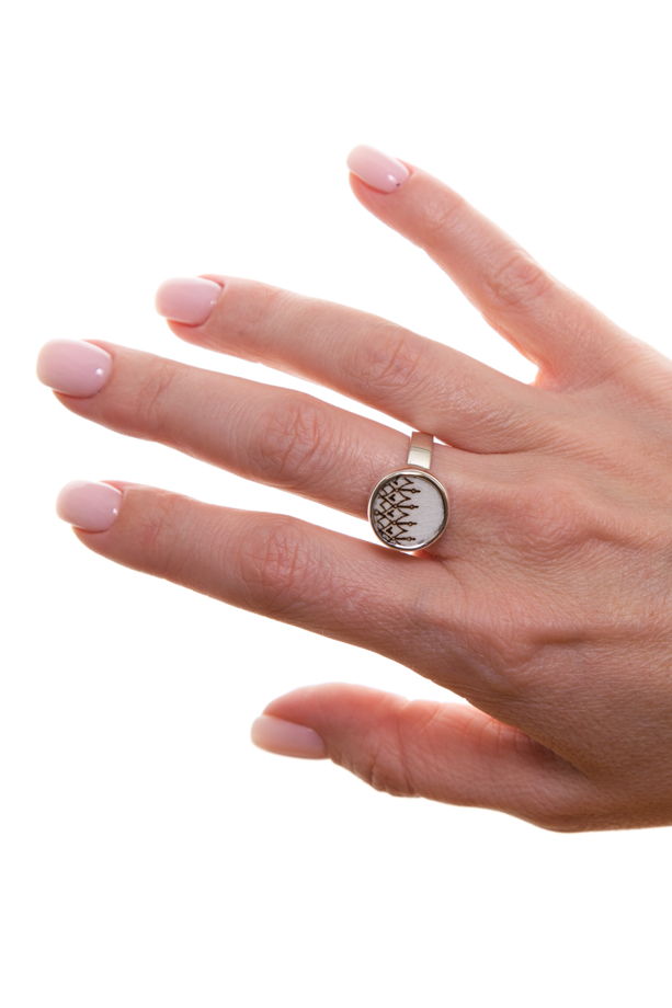 Кольцо  "Ограда" Материал: серебро.  Вставка: фарфор.  Размер: 18.