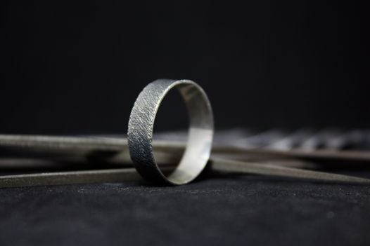 Широкое кольцо из серебра с диагональной фактурой, размер по запросу