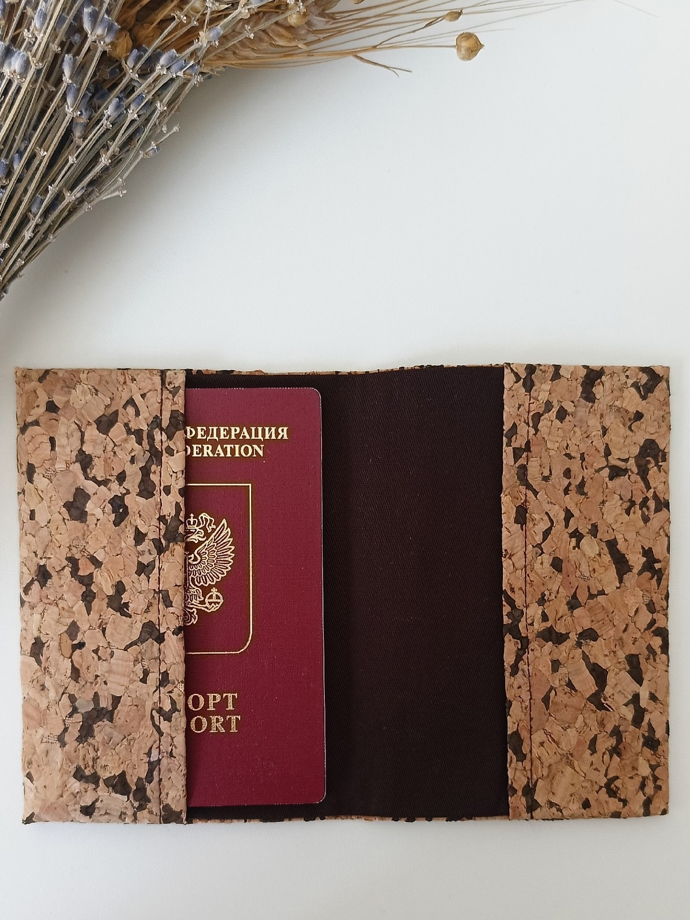 Обложка на паспорт. Пробковое дерево темное-светлое