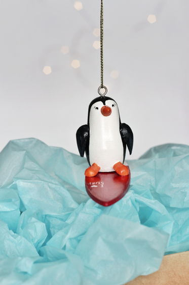Авторская декоративная игрушка из дерева "Пингвин- серфер" бордо