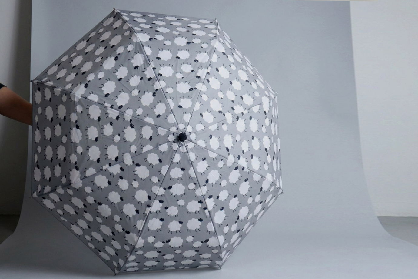 Серый зонтик с овечками