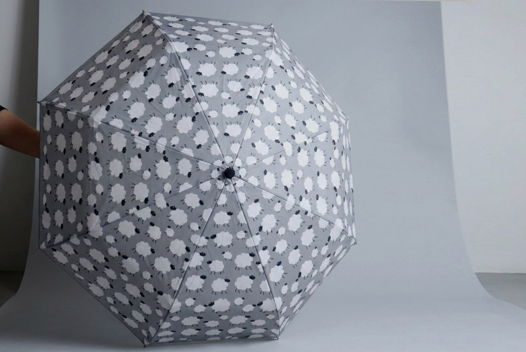 Серый зонтик с овечками