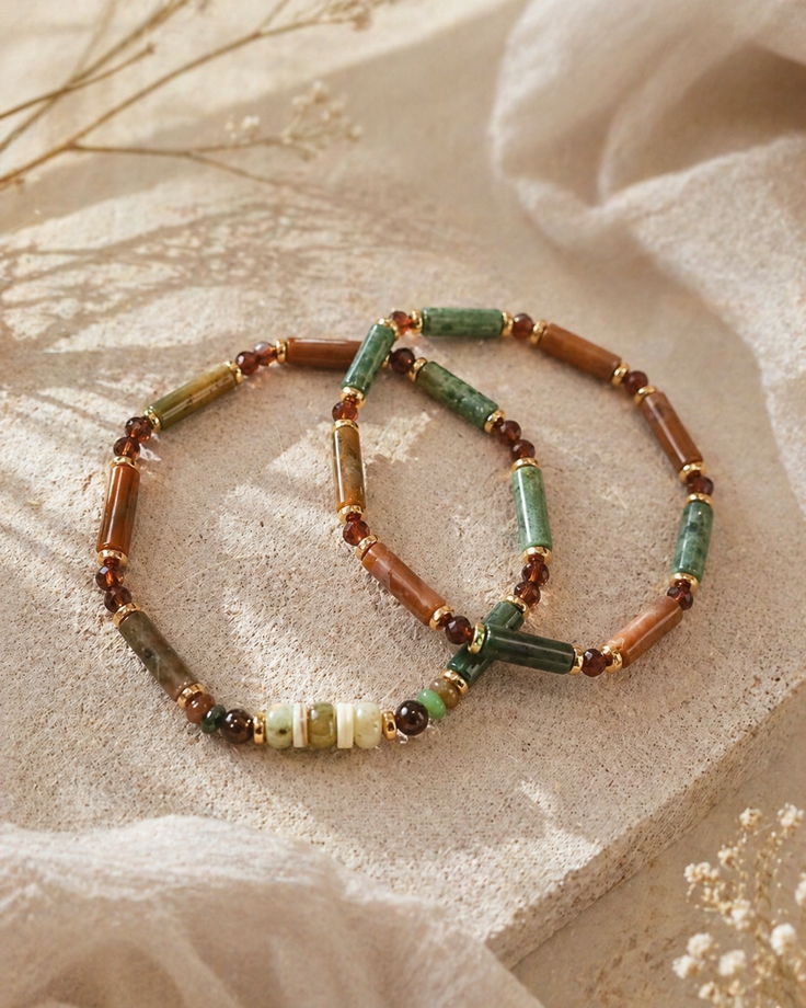 Пара браслетов из индийского агата, граната и окаменелого коралла