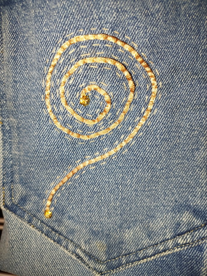 Сумочка из переработанного денима с ручной вышивкой в технике Boro