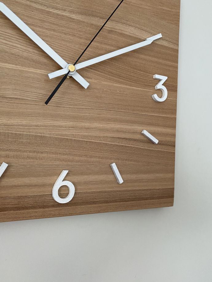 Часы настенные квадратные с 4 цифрами и штрихами