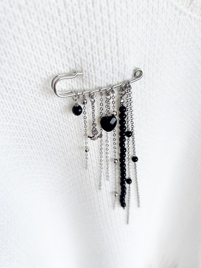 Брошь-булавка с цепочками и подвесками: сердечко и птичка