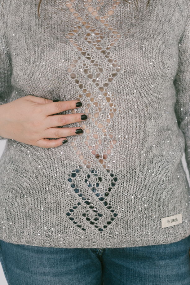 Женский свитер с ажурным рисунком и пайетками, связан вручную