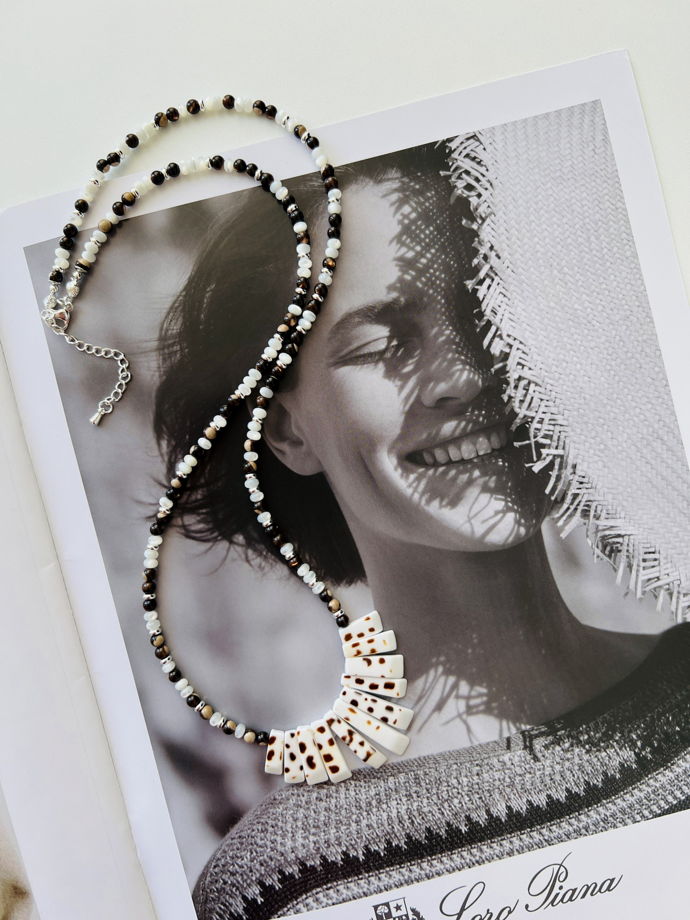 Украшение с перламутром и веером из ракушки