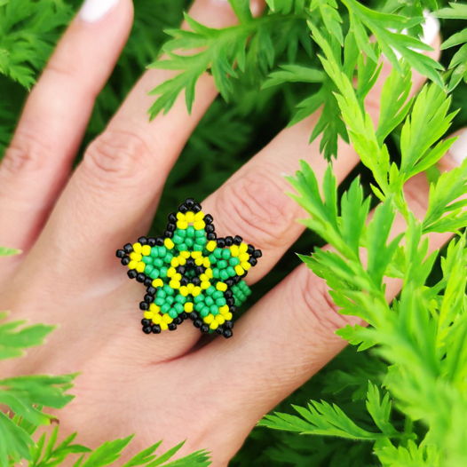 Зеленое кольцо-цветок из бисера