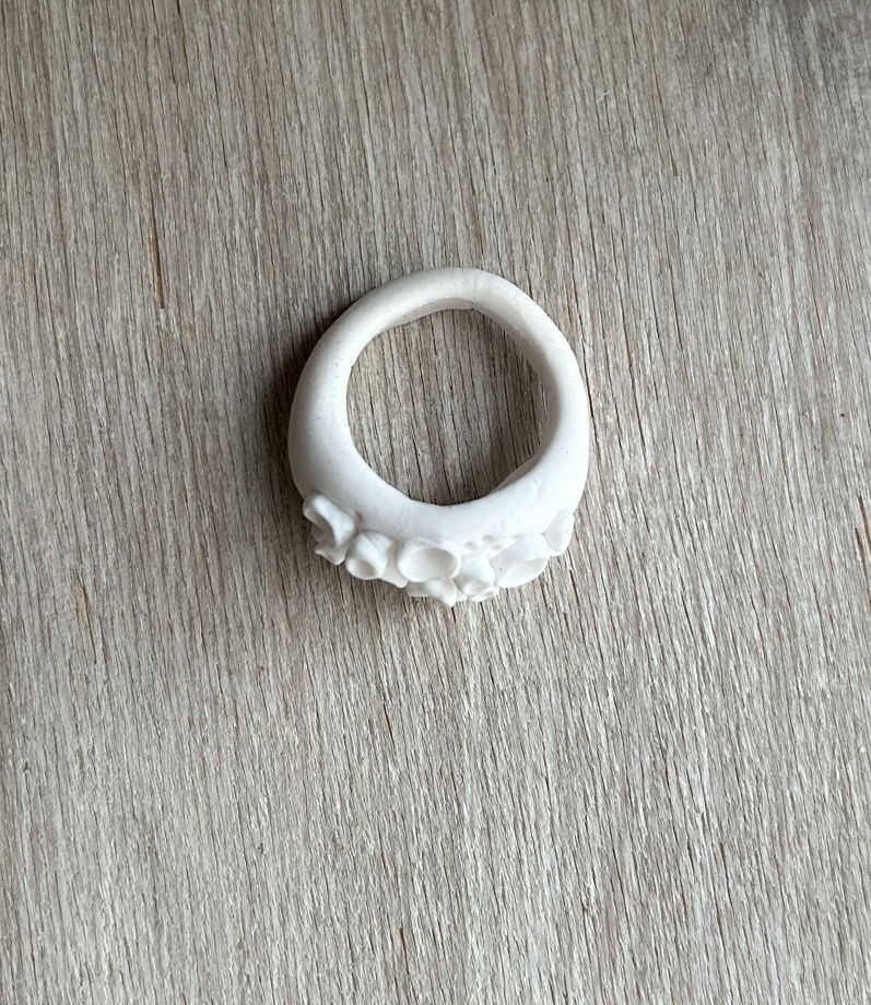 Белое кольцо "Кораллы" ручной работы из полимерной глины
