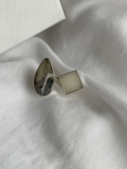 Кольцо из серебра с двумя камнями, с молочным нефритом и агатом. Deux S6.