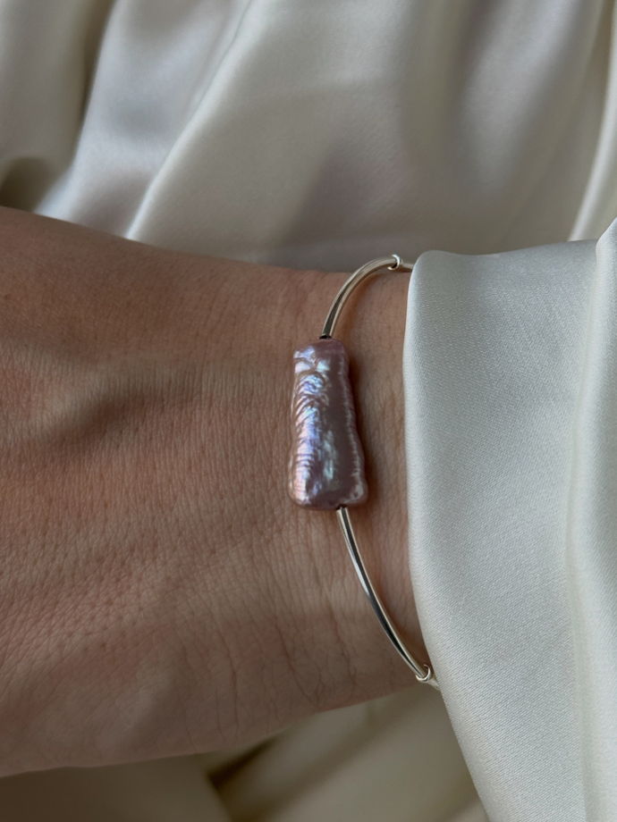 Браслет из серебряных трубочек с вставкой жемчужина