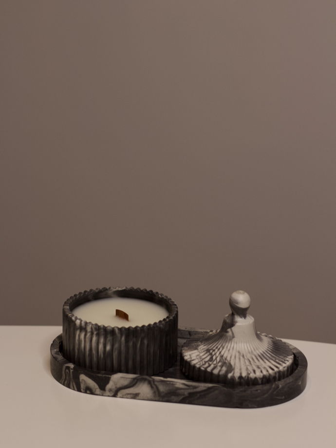 Набор из гипсовой шкатулки с ароматической свечой "Горячий хлеб" из соевого воска с деревянным фитилем и овальным подносом ручной работы