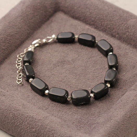 Браслет из черного нефрита и серебра 925 пробы.