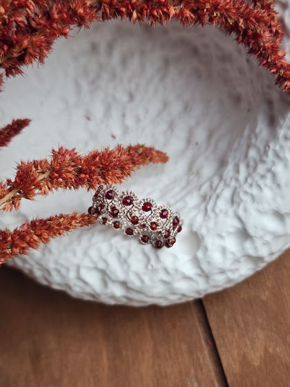 Кольцо плетеное, золотистое кольцо с бордовыми фианитами