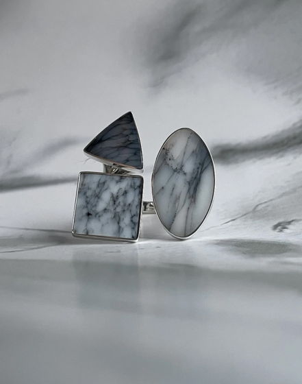 Кольцо из серебра с тремя камнями, кахолонгами. Trifolié S9.