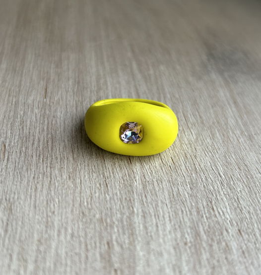 Женское кольцо ручной работы из желтой полимерной глины со стразом