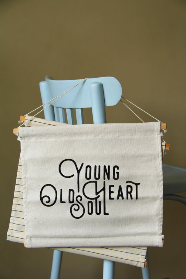 Текстильный постер Young heart Old soul (однотонный)