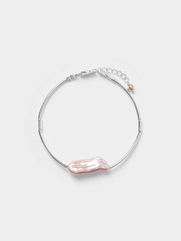 Браслет из серебряных трубочек с вставкой жемчужина