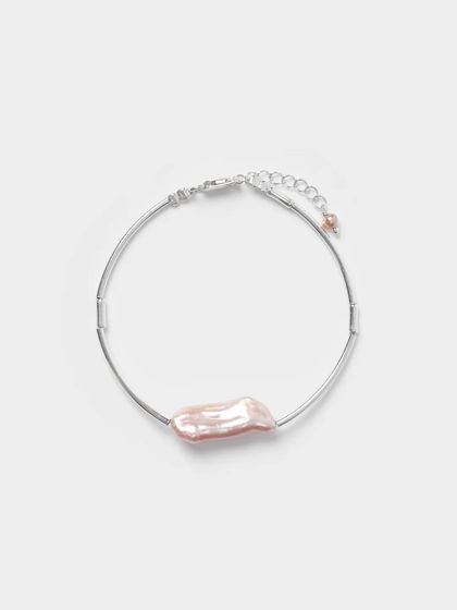 Браслет из серебряных трубочек с вставкой жемчужина