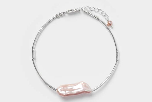 Браслет из серебряных трубочек с вставкой жемчужина