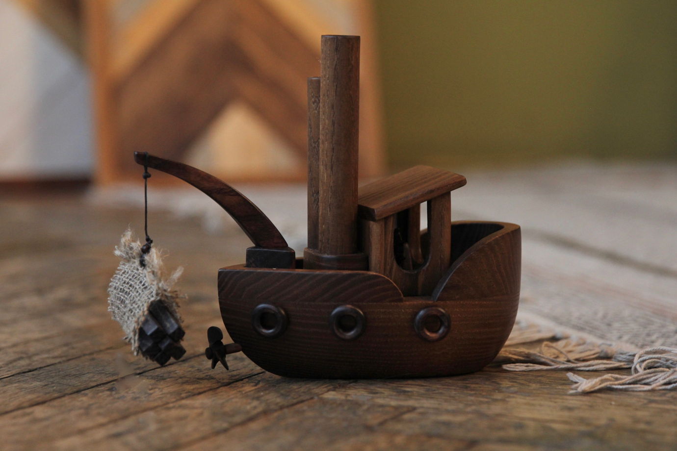 Деревянная игрушка ручной работы "Корабль-сухогруз"