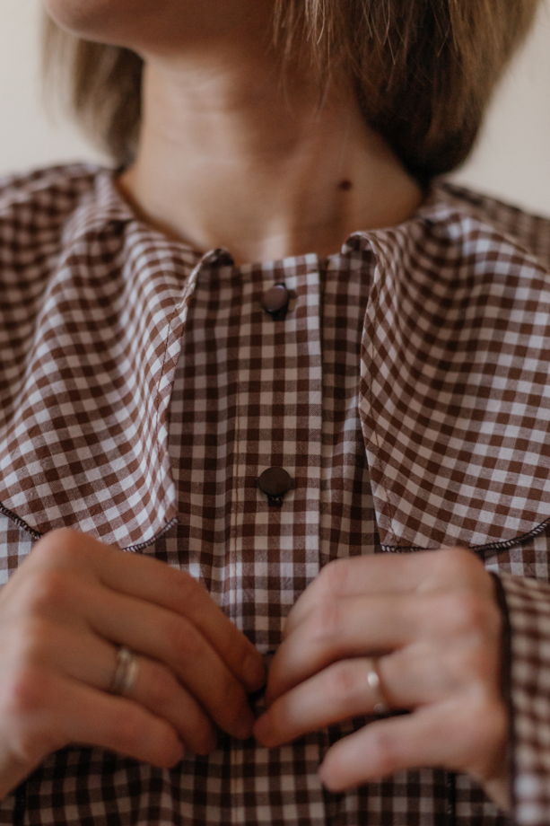 Блузка в шоколадную клетку с воротничком цветочек