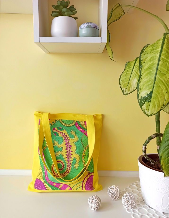 Жёлтый шоппер с ручной росписью и вышивкой. Эко-сумка из хлопка с ящерицей и африканскими узорами.