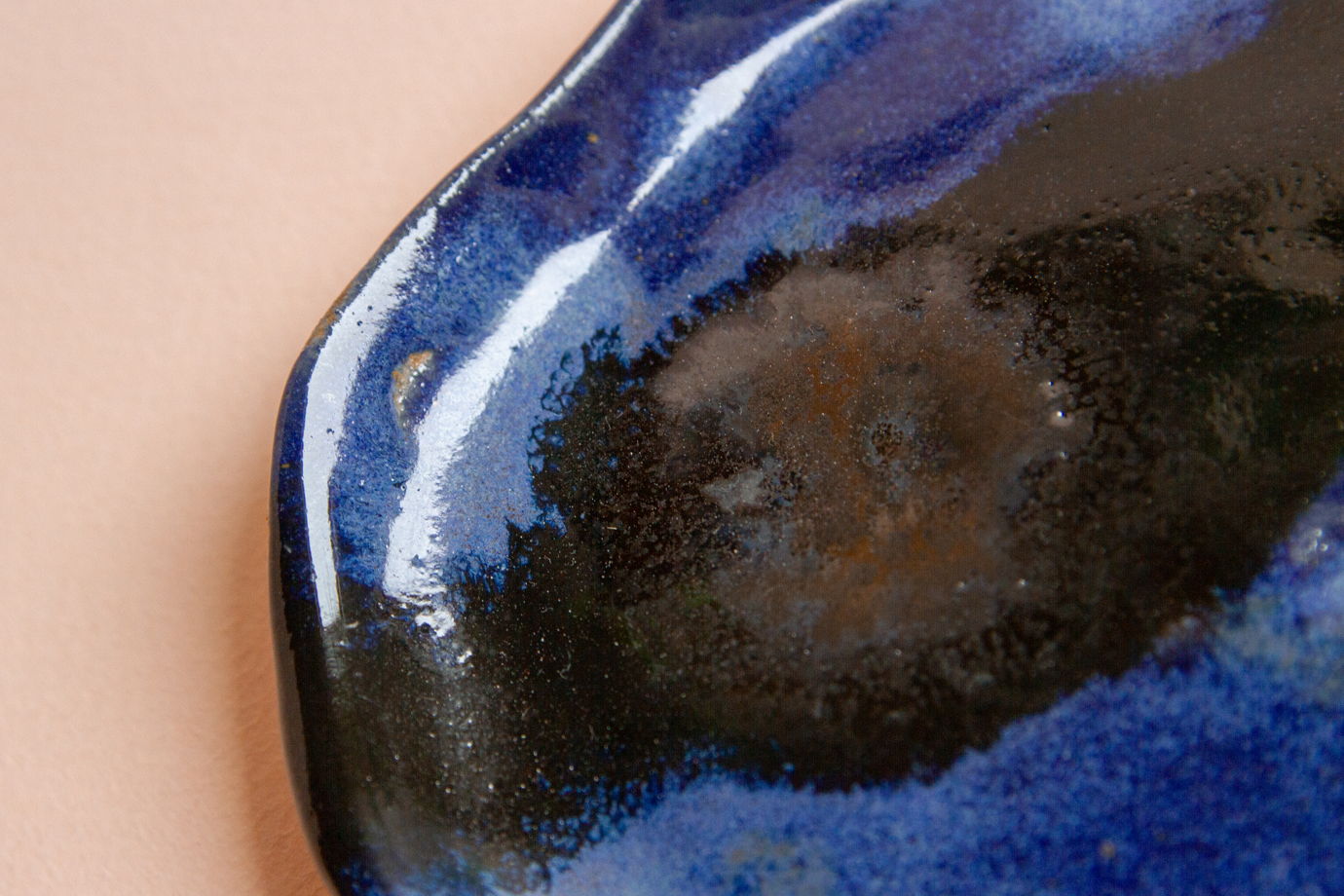 Керамическое блюдце ручной работы, покрытое синей, черной, бронзовой глазурями