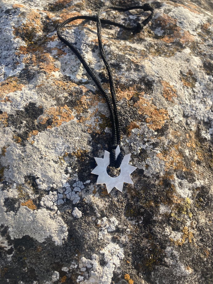 Серебряная звезда на шнурке