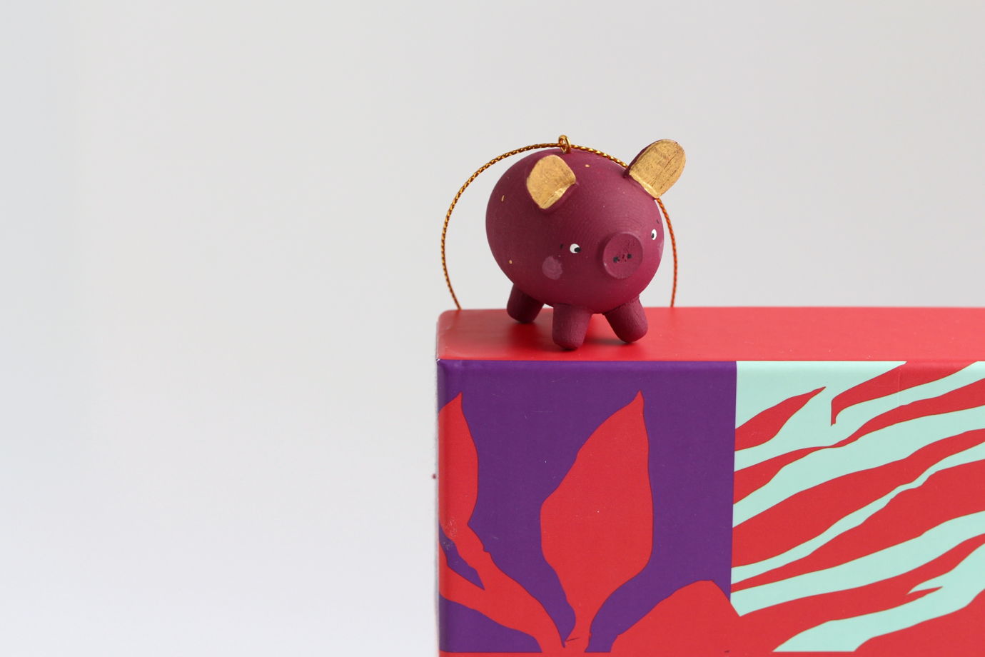 Авторская декоративная елочная игрушка из дерева "Поросёнок бордо"
