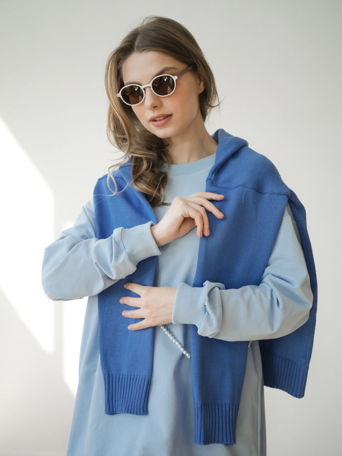 Свитер синий с воротником