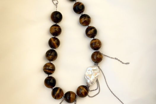 Колье из крупного тигрового глаза с барочной жемчужиной