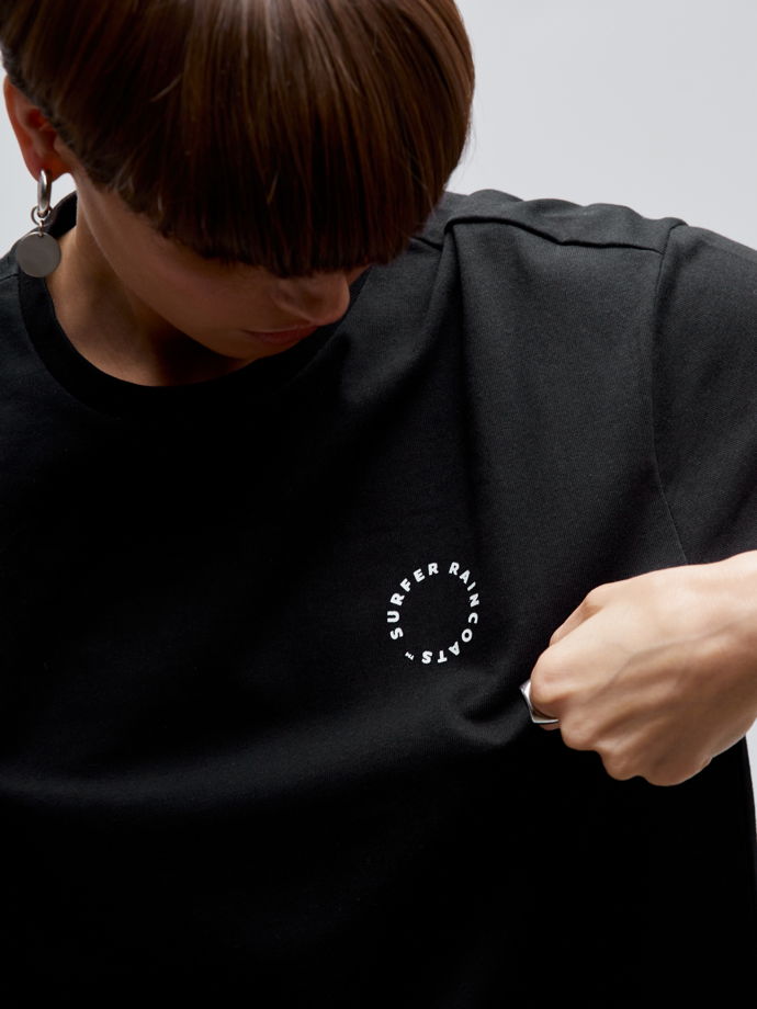 Черная футболка из плотного хлопка с логотипом Surfer Raincoats® на груди.