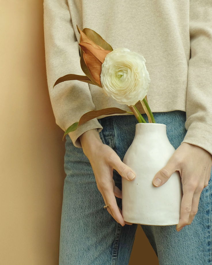 Керамическая белая ваза с крапинками