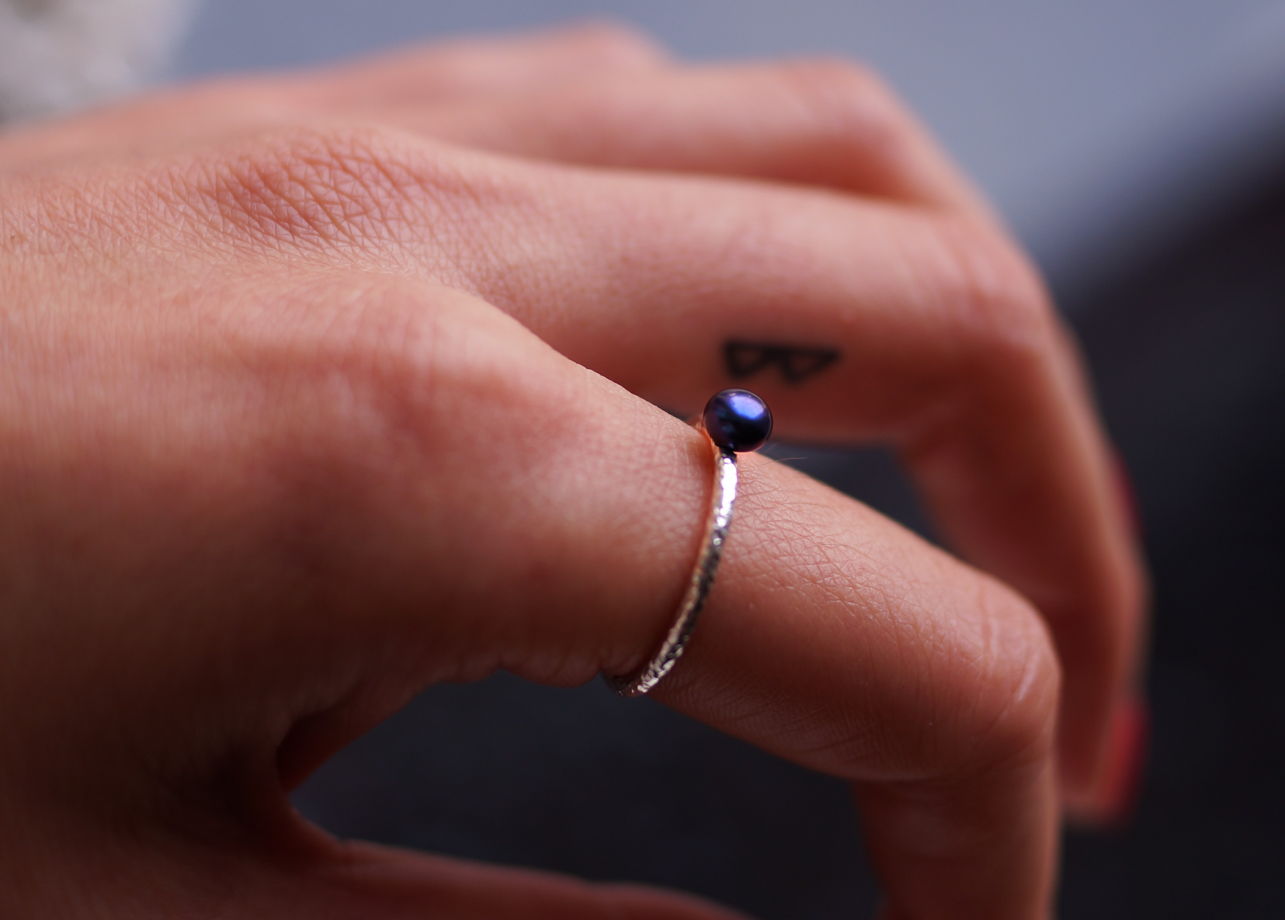 Тонкое текстурное серебряное кольцо с натуральным черным жемчугом