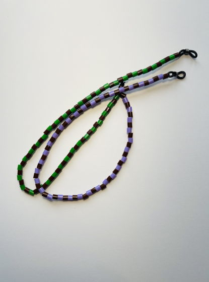 Холдер цепочка для очков асимметричного дизайна из бусин зеленого, сиреневого и коричневого  цветов