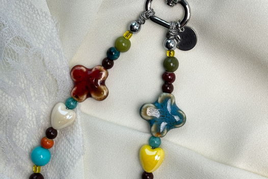 Кистевой браслет для телефона с керамическими бусинами