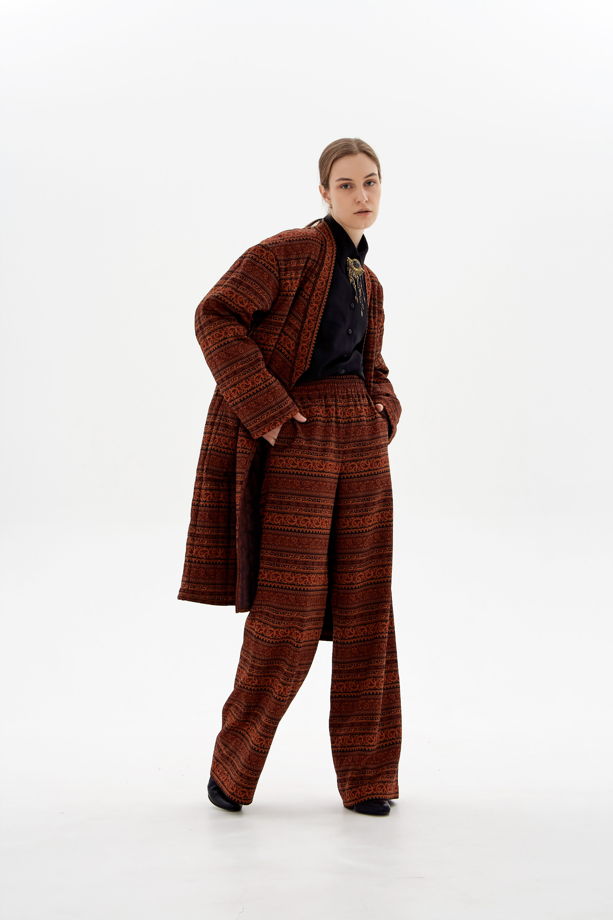 Стёганое пальто-кимоно и брюки их итальянского жаккарда