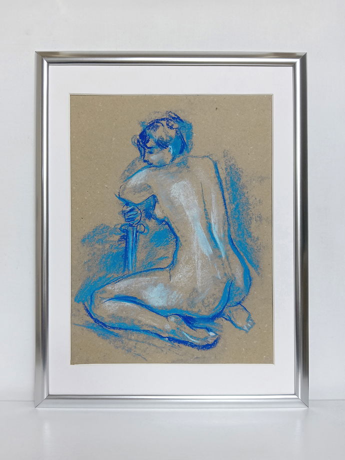 Обнаженная натура в голубых тонах - девушка с мечом. Интерьерная картина в раме с паспарту.