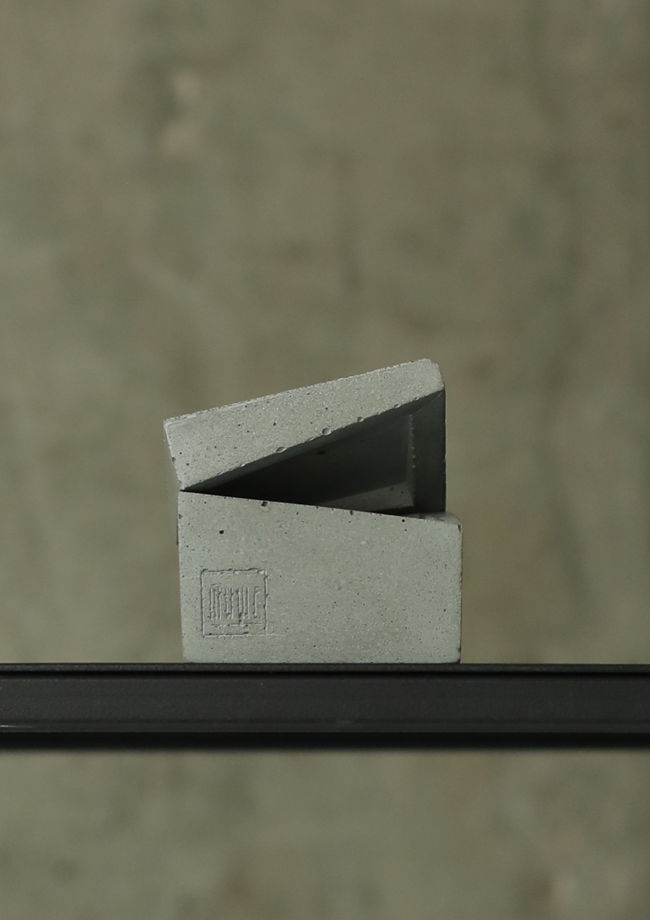 Шкатулка из бетона серого цвета