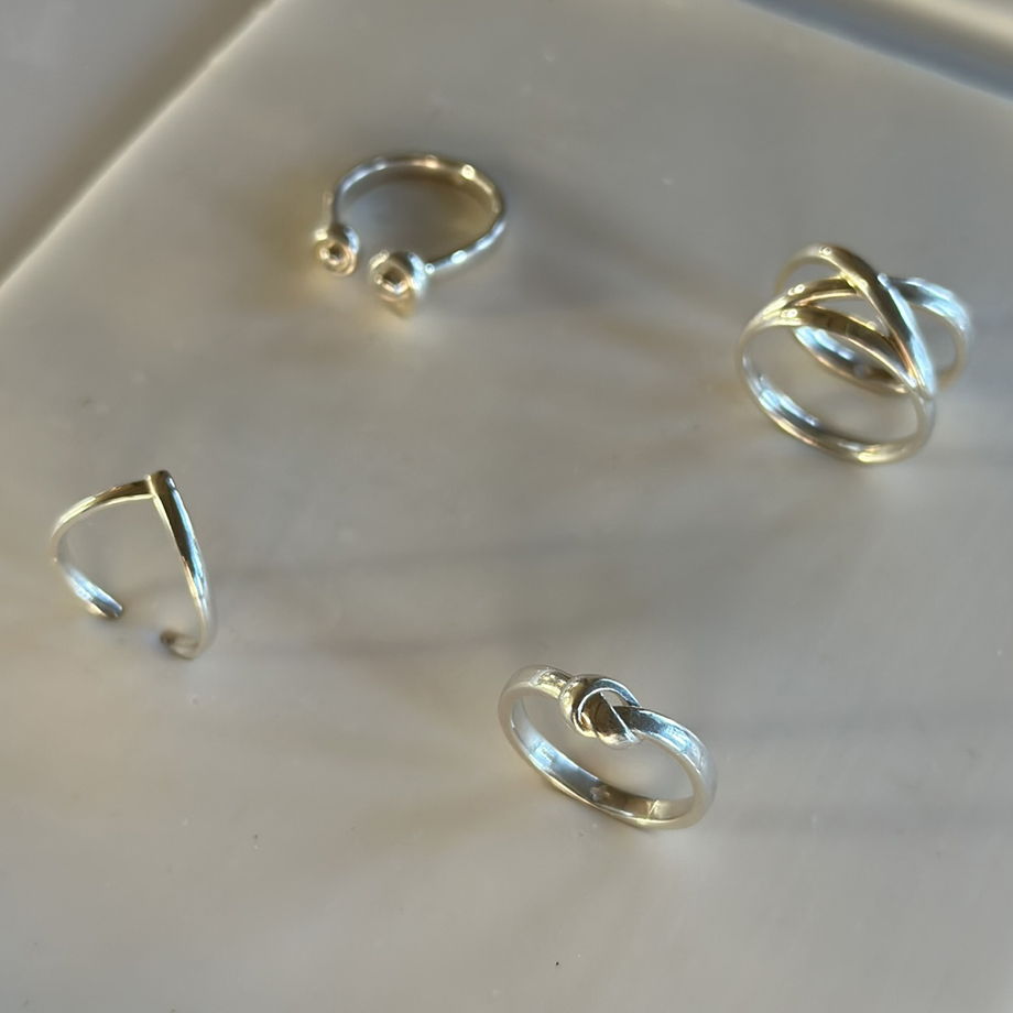 Кольцо с узелком из серебра обручального профиля (Nodo)