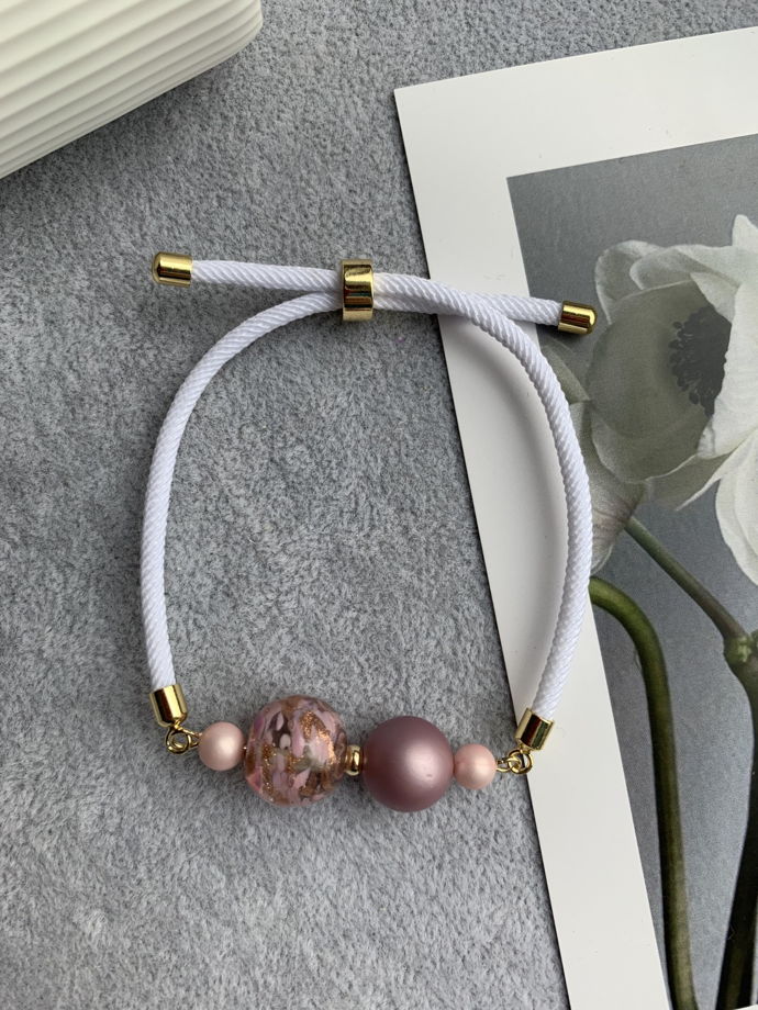 Браслет с жемчугом Майорка и бусиной из муранского стекла «Снежная глазурь»