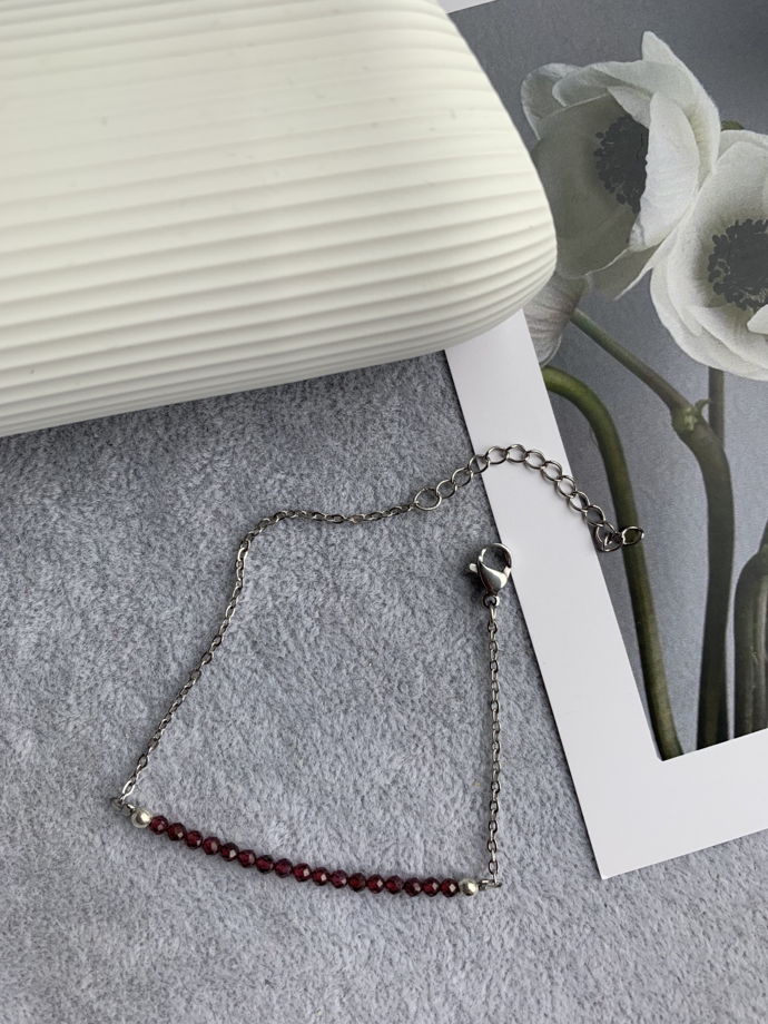 Браслет с натуральным гранатом «Атласный ветер»