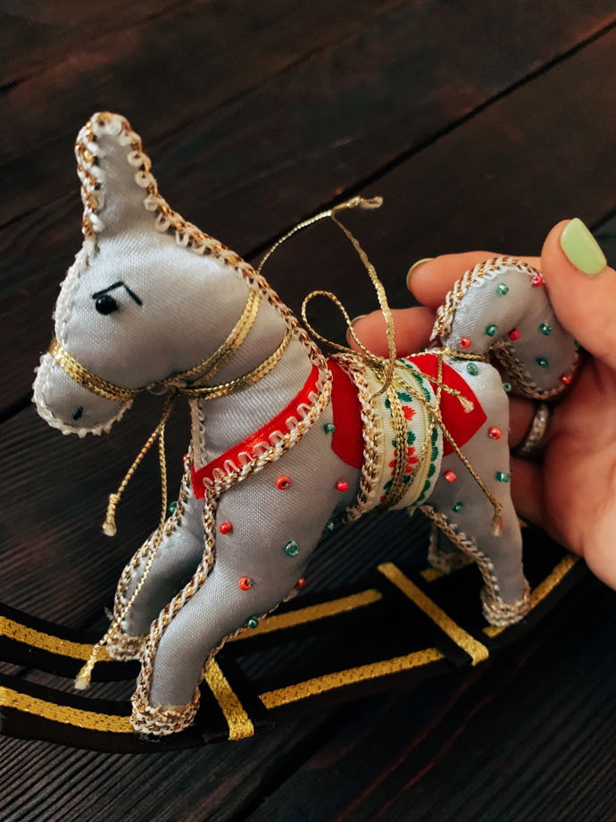Елочная игрушка ручной работы из текстиля "Лошадка-качалка"