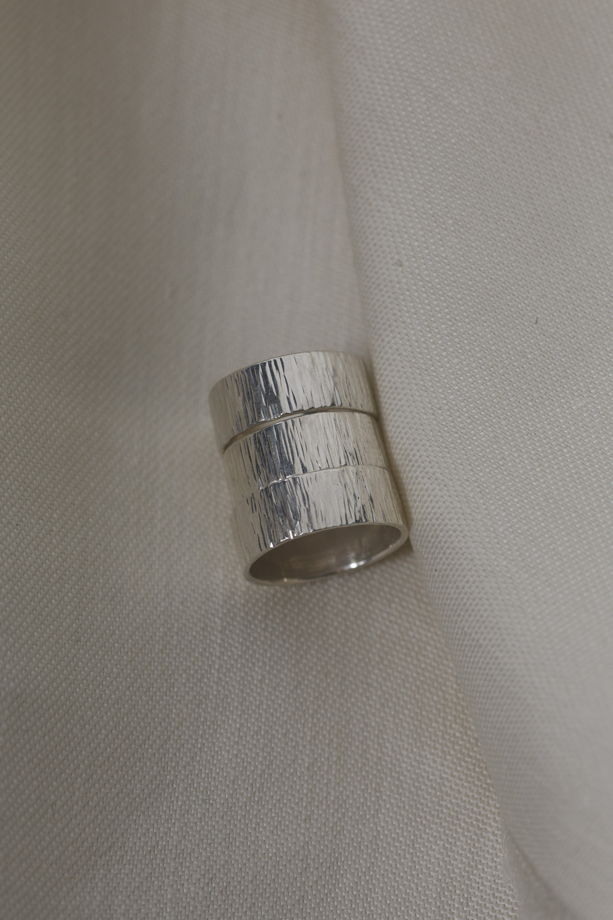 Широкое кольцо с фактурой "Кора"