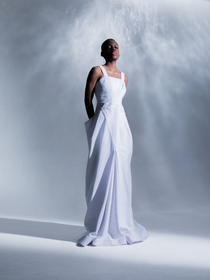Длинное белое платье на молнии по спинке вечернее или свадебное