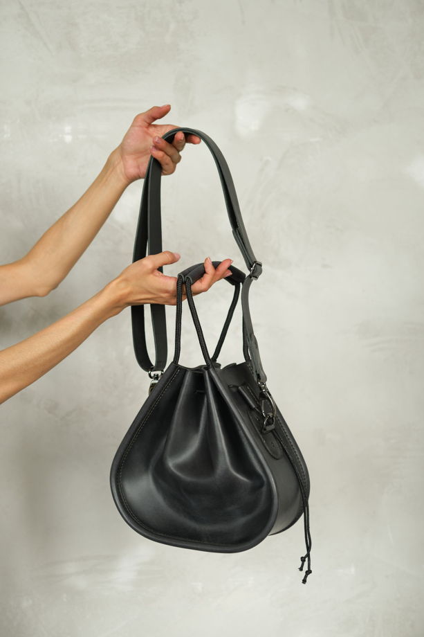 Кожаная сумка-мешок Пепельно-черный цвет Размер М "Bucket bag"