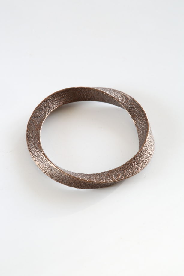 Минималистичное стальное кольцо лента Мёбиуса