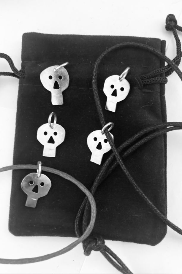 Серебряная подвеска череп